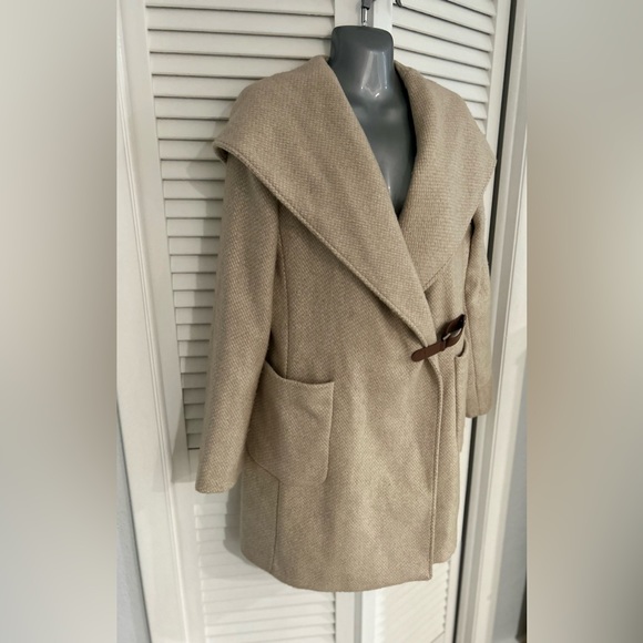 Lauren Ralph Lauren Fawn buckle front wool blend hooded wrap coat. Size 8 - Picture 2 of 16